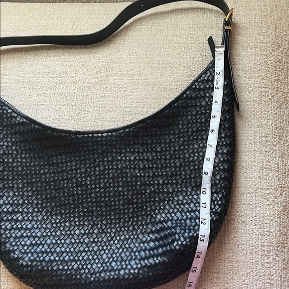 The essential curve shoulder bag - Picture 16 of 16